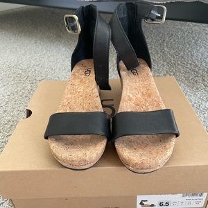 Brand New Ugg Zoe Size 6.5 Women’s